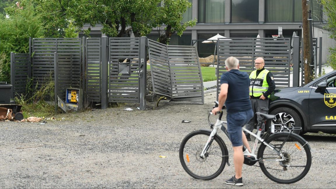 Grinden till en villa har sprängts. En numera vanlig svensk syn. Foto: Henrik Gustafsson Nicander/TT