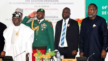 Nigerias president Bola Ahmed Tinubu (höger) tillsammans med flera delegater vid Ecowas möte i Abuja på söndagen. Foto: AP/TT