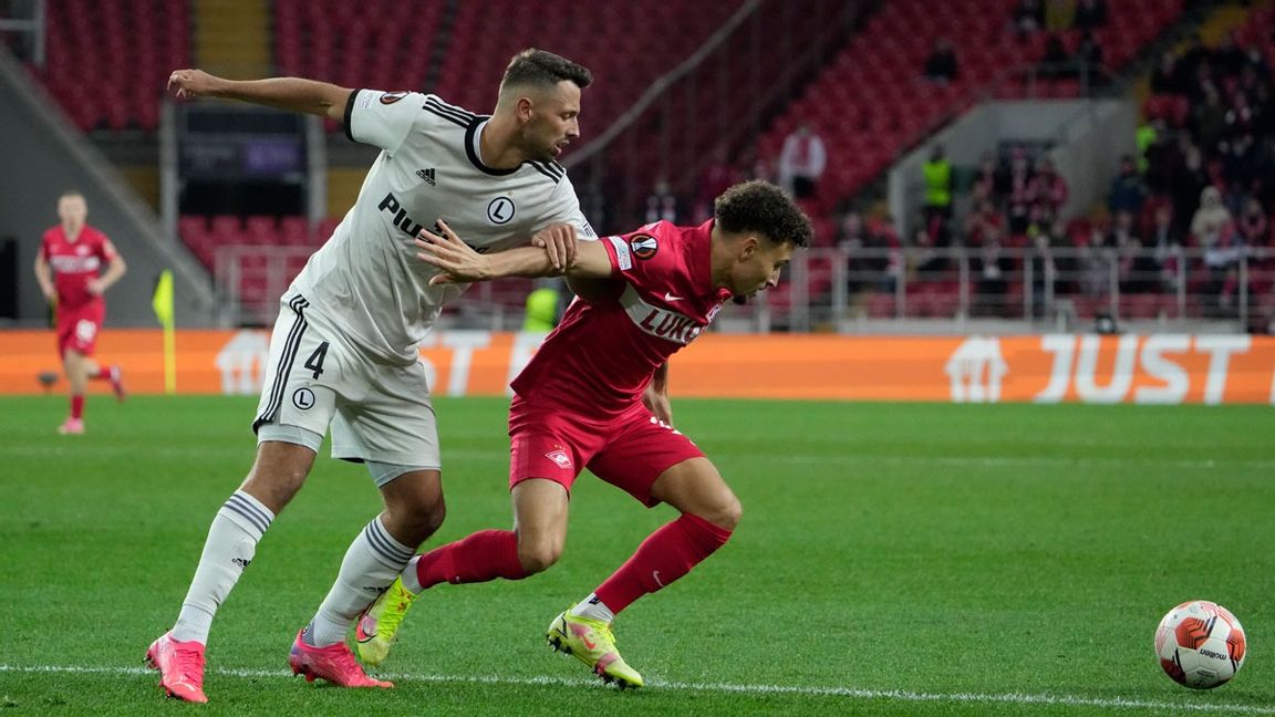 Jordan Larsson i Spartak Moskvas röda tröja är en av spelarna som enligt uppgifter tillåts lämna den ryska fotbollsligan. Foto: Pavel Golovkin/AP/TT