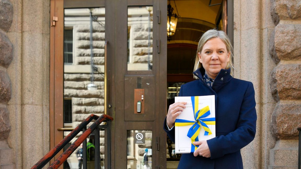 Finansminister Magdalena Andersson (S) med vårbudgeten i famn på väg in i riksdagen. Foto: Henrik Montgomery, TT.