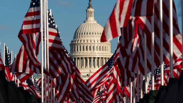 Flaggor – inte människor – kommer att vara i blickfånget för USA:s blivande president Joe Biden när han tittar ut från Kapitoliums trappa under sin installation. Foto: Alex Brandon/AP/TT.