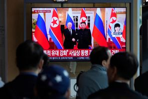 Nordkoreas ledare Kim Jong-Un tillsammans med Vladimir Putin vid ett möte i april. Foto: Ahn Young-joon/AP/TT