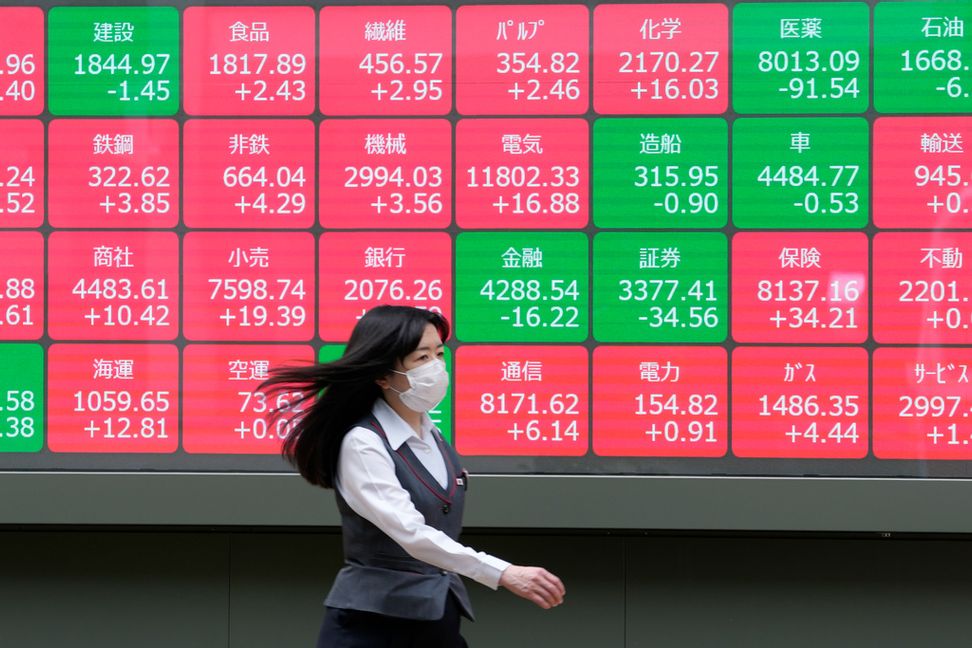 Det var uppåt i Japan och Hongkong men minus för kompositindexen i Shanghai och Shenzen i tisdagens inledande börshandel. Arkivbild. Shuji Kajiyama/AP/TT