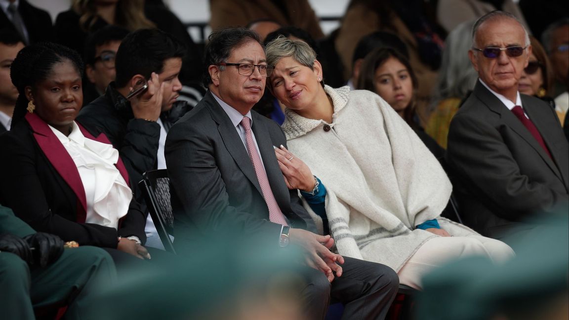 Gustavo Petro hävdar att hustrun Verónica Alcocer flyttat till Stockholm för att studera engelska. Foto: Ivan Valencia/AP/TT