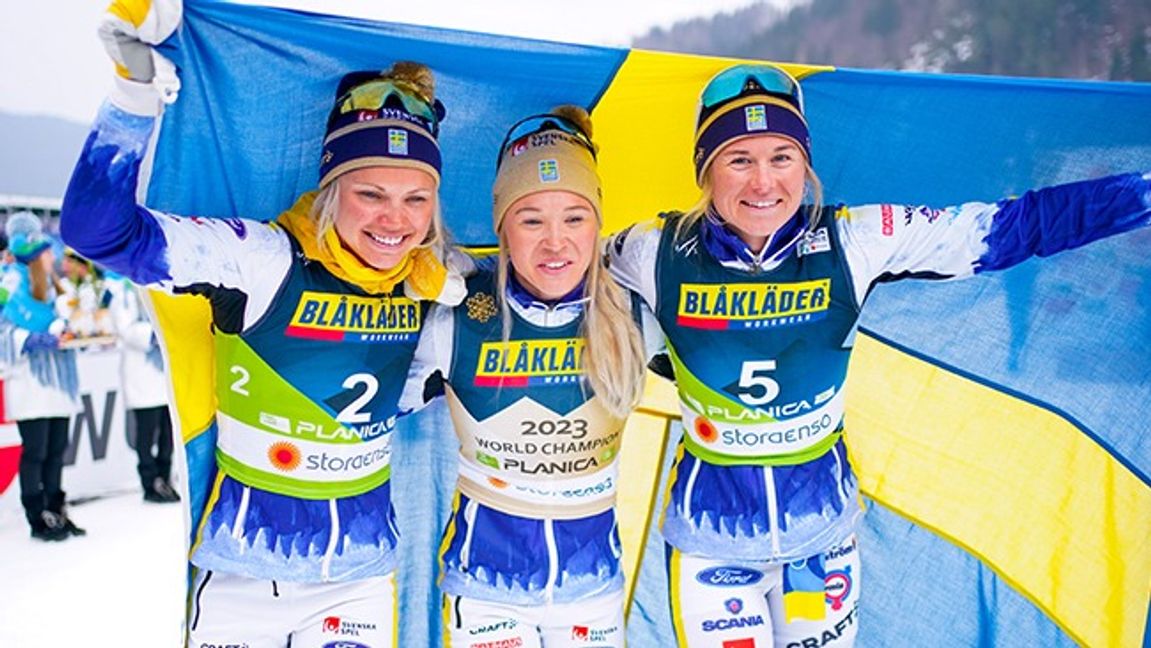 Emma Ribom, Jonna Sundling och Maja Dahlqvist efter sprintfinalen i skid-VM i Planica, Slovenien. Foto: Terje Pedersen/NTB/TT