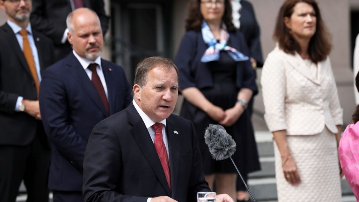 Stefan Löfven (S) med sin nygamla regering i bakgrunden. Foto: Ali Lorestani/TT.