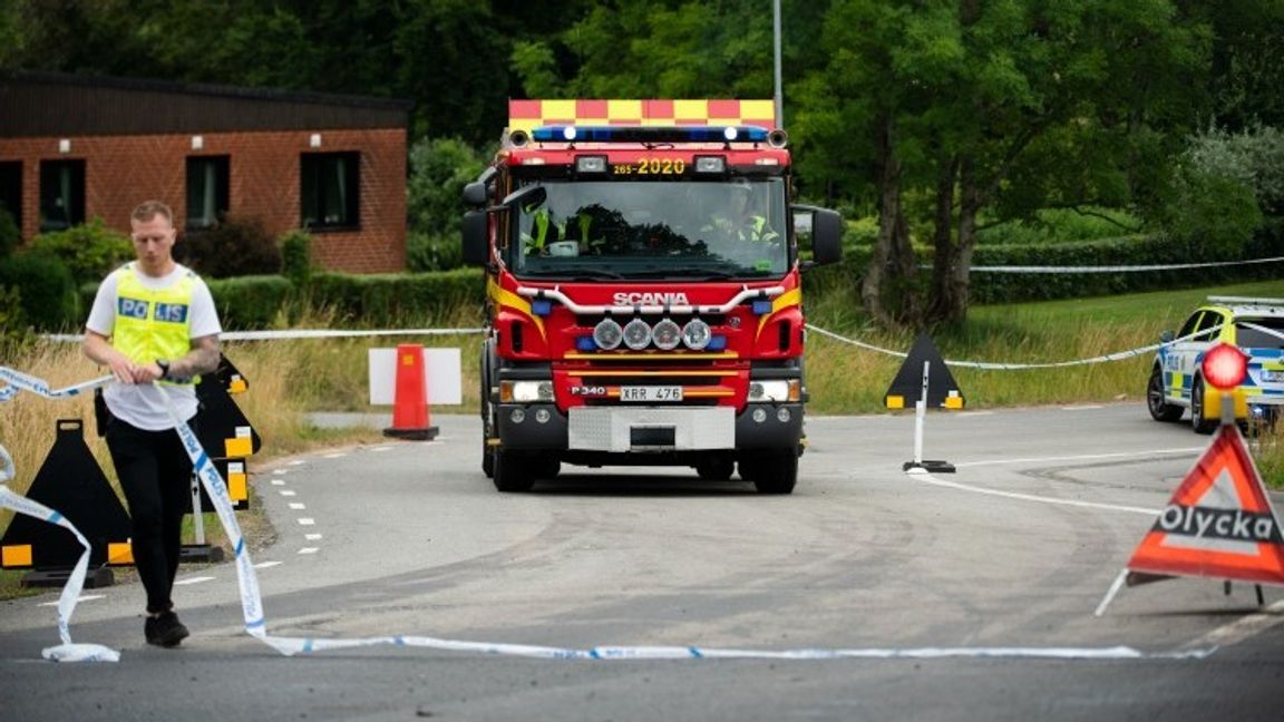 Flera personer har blivit påkörda av ett tåg i Tormestorp söder om Hässleholm. Området runt olycksplatsen har spärrats av. Foto: Rickard Nilsson/TT.