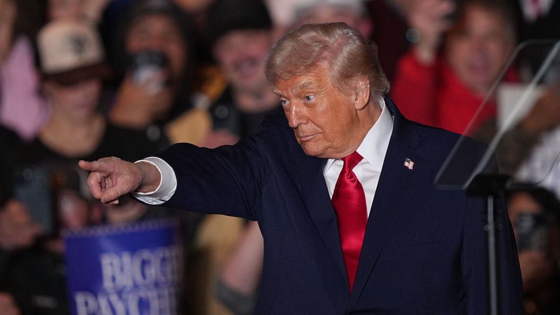 Donald Trump vill ta emot några svenskar, norskar och danskar hellre än somalier. Foto: Matt Rourke/AP/TT