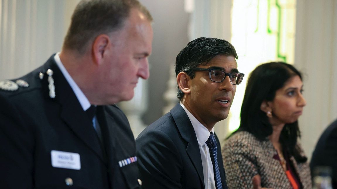 Brittiske premiärministern Rishi Sunak i mitten och home secretary Suella Braverman till höger möter 3 april den lokala polisledningen i Rochdale utanför Manchester för att diskutera hur man förhindrar gäng att utnyttja barn. Foto: Phil Noble/AP/TT