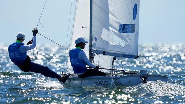 Silversvenskarna i seglingens 470. Foto: Bernat Armangue/AP/TT