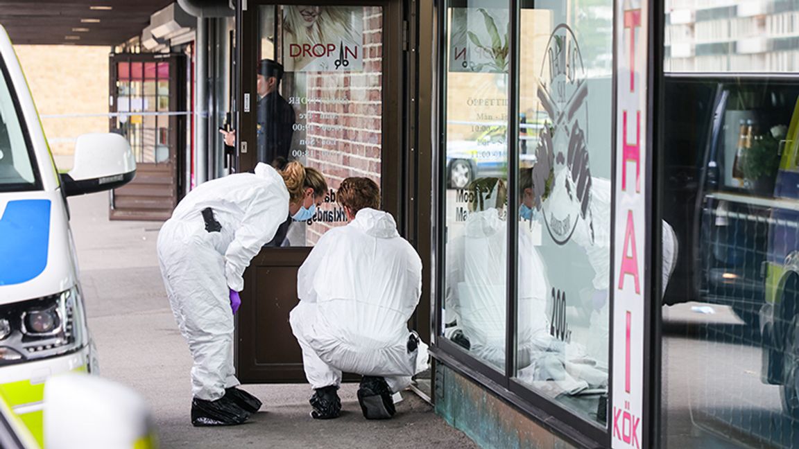 Polisens tekniker undersöker brottsplatsen: en frisörsalong vid Slottsskogen i Göteborg. Foto: Adam Ihse/TT.