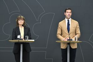 Migrationsminister Johan Forssell (M) tar emot betänkande från utredningen om skärpta villkor för anhöriginvandring, under en pressträff tillsammans med utredaren Ingrid Utne. Foto: Lars Schröder/TT