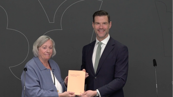 Migrationsminister Johan Forssell (M) tog emot ett slutbetänkande om återkallelse av svenska medborgarskap på onsdagen. Foto: Skärmavbild/Regeringskansliet