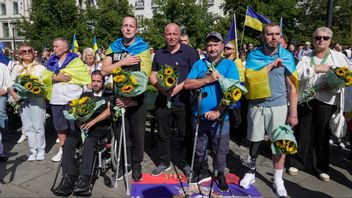 Skadade ukrainska soldater på rehabilitering i Norge deltar i firandet av Ukrainas självständighetsdag på Eidsvollstorget i Oslo söndagen den 24 augusti 2025. Ska män som de här fortsätta vara Ukrainas enda verkliga säkerhetsgaranti? Foto: Terje Bendiksby / NTB