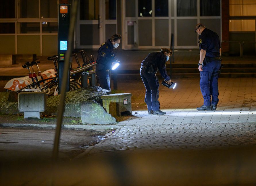 Polis och kriminaltekniker på plats på Bennets väg på Rosengård i Malmö tidigt på måndagsmorgonen efter en explosion vid ett flerfamiljshus. Foto: Johan Nilsson / TT
