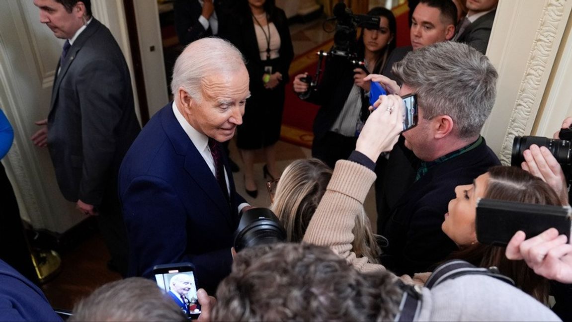 USA:s president Joe Biden talar med reportrar i Vita huset på fredagen. Foto: EVAN VUCCI/AP/TT