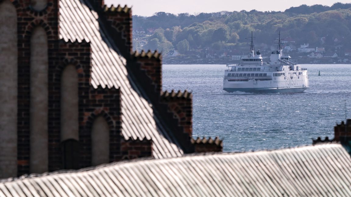 Färjan Hamlet på väg över Öresund med Sankta Maria kyrka i Helsingborg i förgrunden och Helsingörskusten i bakgrunden. Foto: Johan Nilsson/TT. 