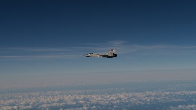 Ryskt Mig-31 fotograferat av svenska Jas 39 Gripen, efter en kränkning av estländsk luftrum. Försvarsmakten