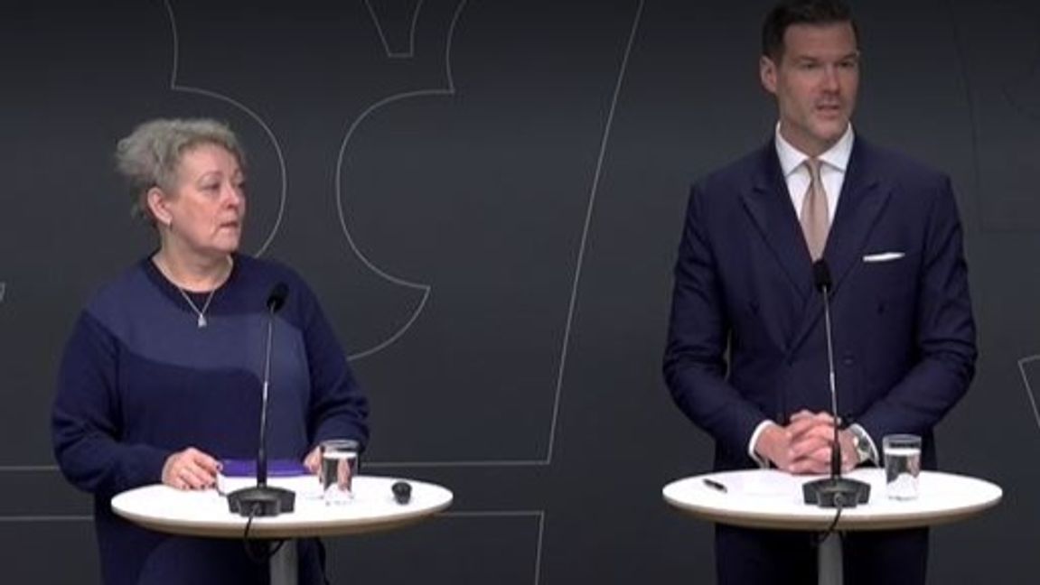 ”Migrationsminister Johan Forssell och Kirsi Laakso Utvik presenterade förslaget om skärpta krav för svenskt medborgarskap, inklusive längre hemvisttid och egenförsörjning.” Foto: Regeringskansliet