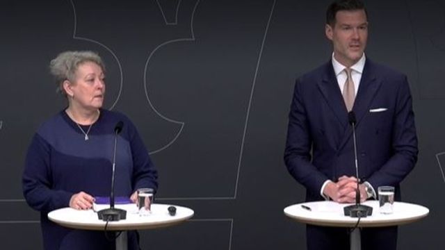 ”Migrationsminister Johan Forssell och Kirsi Laakso Utvik presenterade förslaget om skärpta krav för svenskt medborgarskap, inklusive längre hemvisttid och egenförsörjning.” Foto: Regeringskansliet