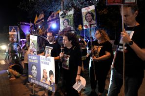 Släktingar till Hamas gisslan i Gaza protesterar för att få hem nära och kära den 3 augusti. Mahmoud Illean/AP/TT