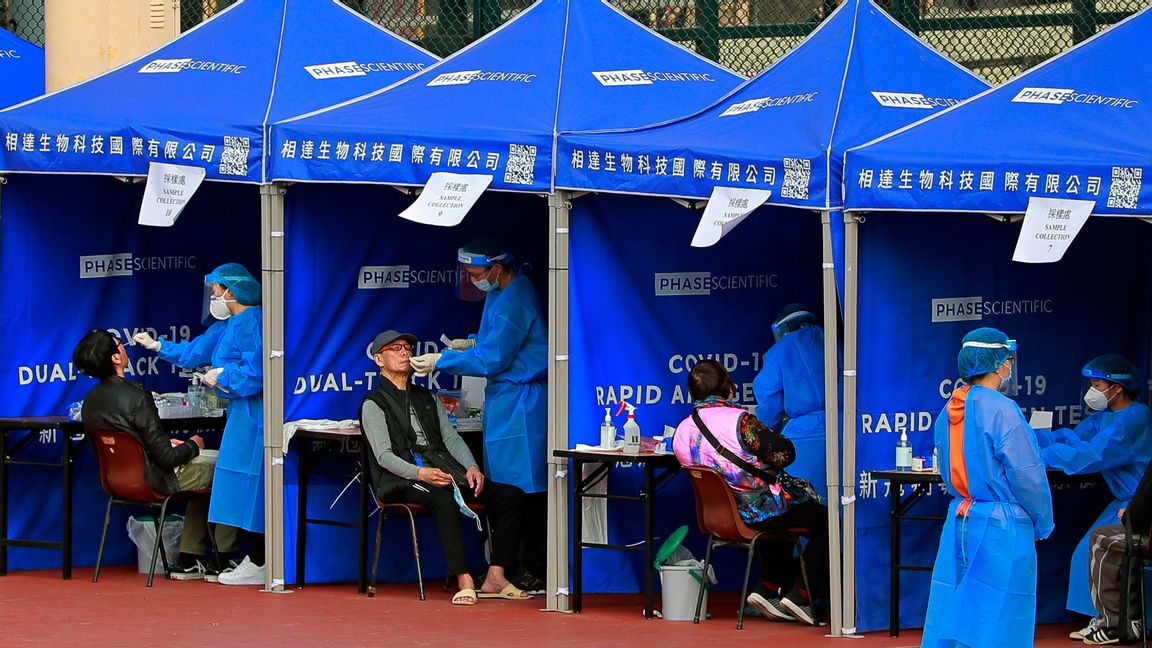 En tillfällig testmottagning i Hongkong. Bild från i onsdags. Foto: Kin Cheung/AP/TT.