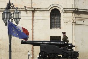 EU:s och Maltas flaggor vajar framför premiärministerkontoret i Valletta inför ett EU-möte 2017. Arkivbild. Foto: Gregorio Borgia/AP/TT
