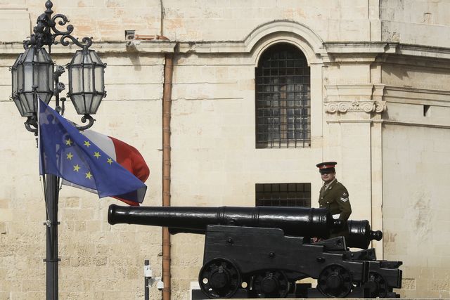 EU:s och Maltas flaggor vajar framför premiärministerkontoret i Valletta inför ett EU-möte 2017. Arkivbild. Foto: Gregorio Borgia/AP/TT