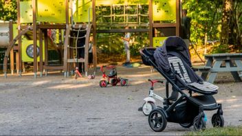 Föräldrar med barn är enligt forskningen generellt mindre lyckliga än barnlösa personer. Foto: TT