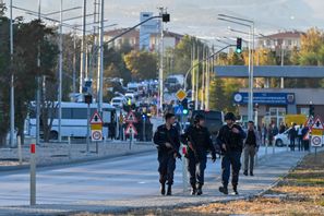 Räddningspersonal larmades till platsen där attacken ägde rum utanför Ankara i onsdags. Arkivbild. AP/TT