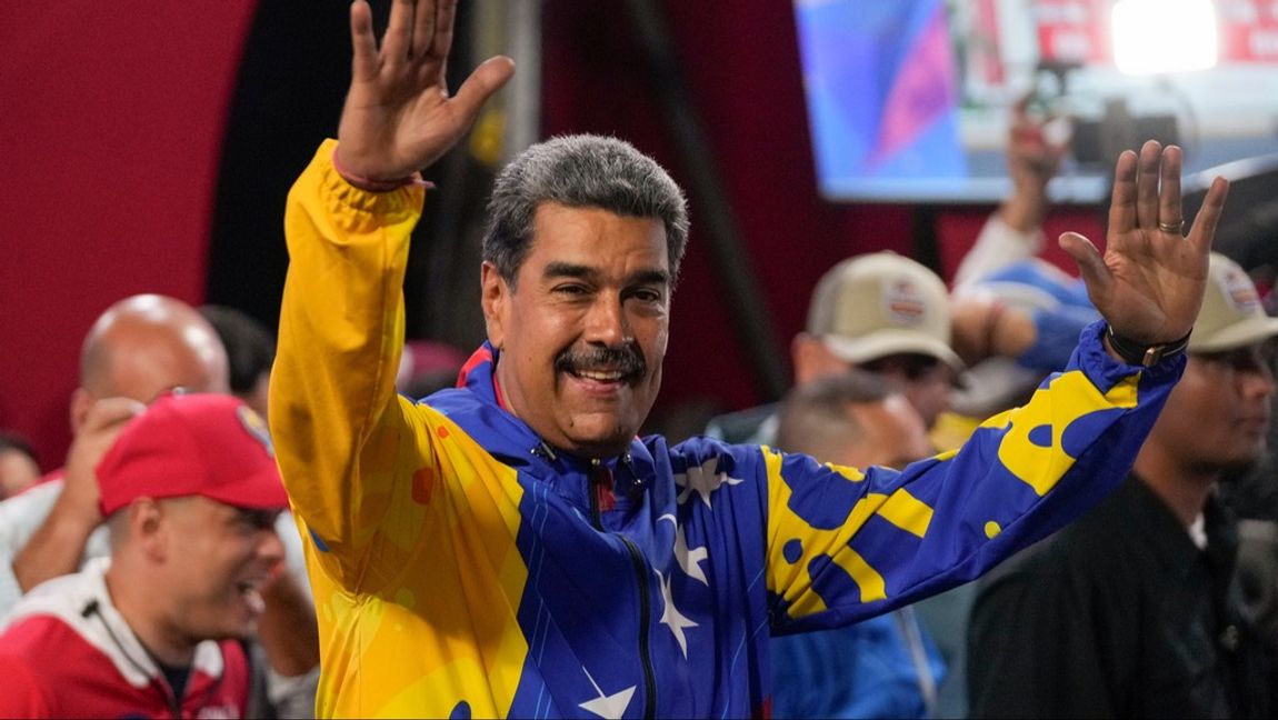 Nicolás Maduro firar valkommissionens siffror vid presidentpalatset Miraflores i Caracas. Foto: FERNANDO VERGARA/AP/TT