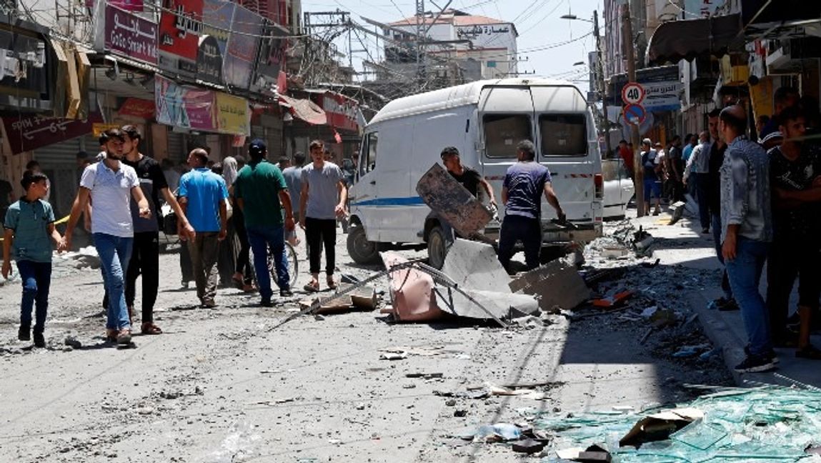 Invånare som städar upp efter en explosion i Gaza. Foto: Adel Hana/AP/TT
