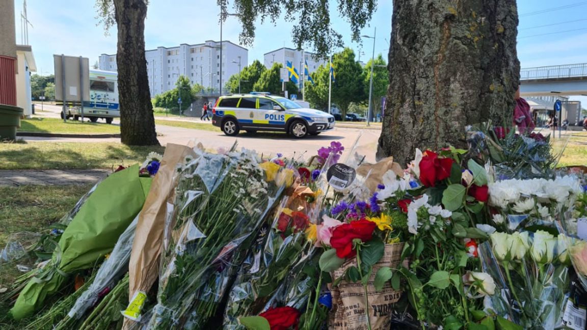 Blommor vid den plats i Biskopsgården utanför Göteborg där en polisman i onsdags sköts ihjäl. Foto: Sören Billing.