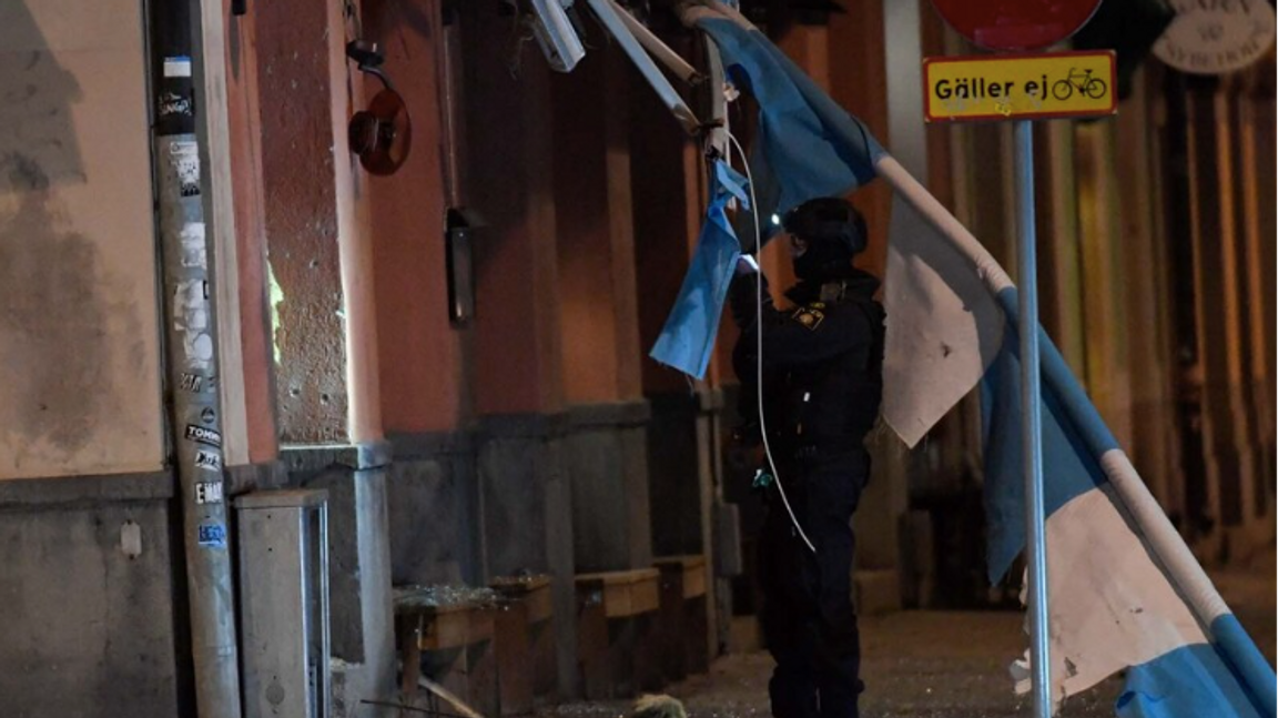 Explosion vid restaurangentré på Södermalm inatt. Foto: Skärmdump TV4