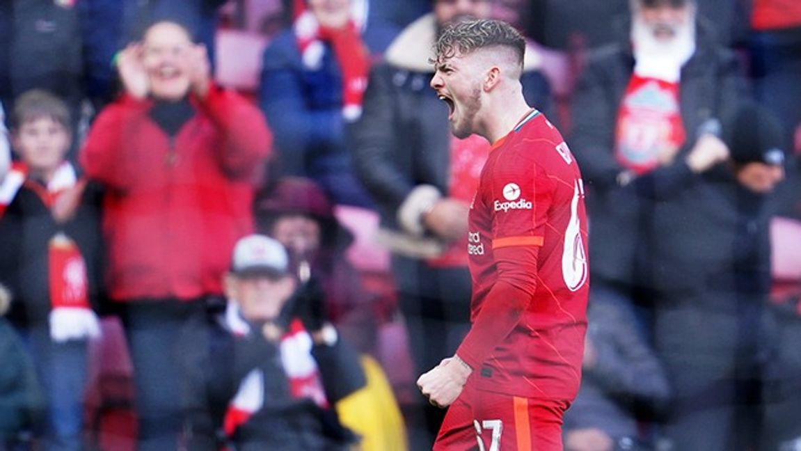 Liverpoolspelaren Harvey Elliott firar efter att ha gjort sitt lags tredje mål för matchen i FA-cupen. Foto: Jon Super/AP/TT