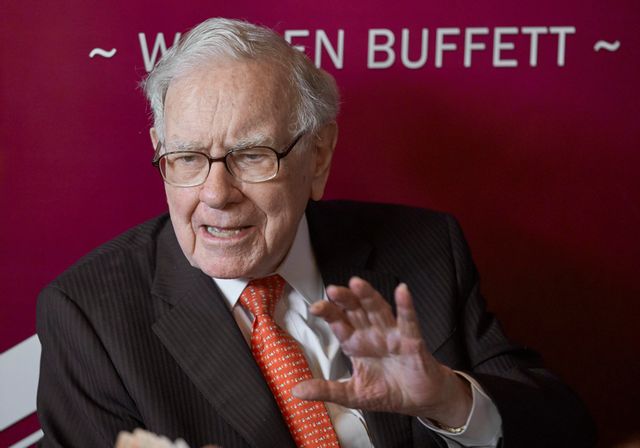 Warren Buffett, 94, lämnar den 1 januari 2026 över vd-jobbet på Berkshire Hathaway till Greg Abel, men han sitter enligt ett färskt styrelsebeslut kvar som ordförande även nästa år. Foto: Nati Harnik AP/TT
