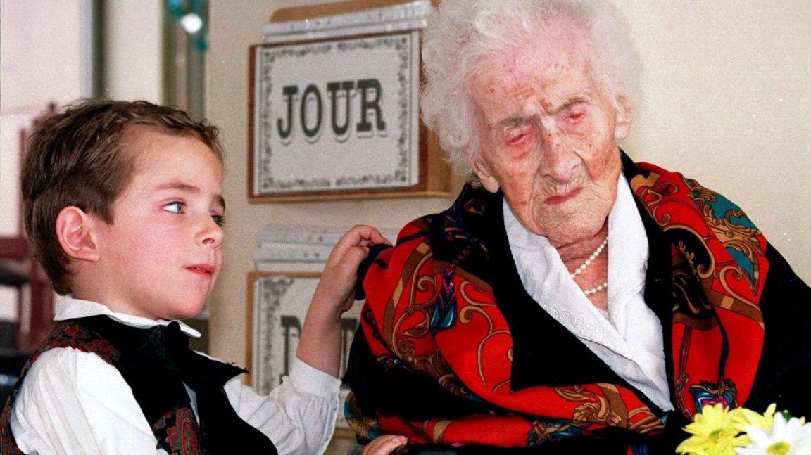 Jeanne Calment uppvaktas av en pojke på hennes 122-årsdag. Längre har ingen ännu levt. Foto: Florian Launette/AP/TT.
