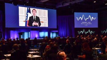 Frankrikes president Emmanuel Macron talar via videolänk under Malmöforum. Foto: Jonas Ekströmer/TT