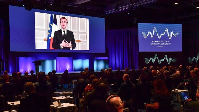 Frankrikes president Emmanuel Macron talar via videolänk under Malmöforum. Foto: Jonas Ekströmer/TT