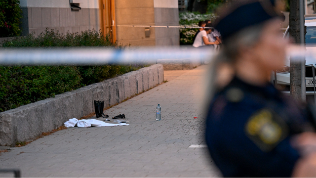 Två män har skjutits i Solna på fredagskvällen. Foto: Pontus Lundahl/TT