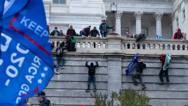 Polisen drog vapen mot de demonstranter som tagit sig in i Kapitolium. Foto: J. Scott Applewhite/TT
