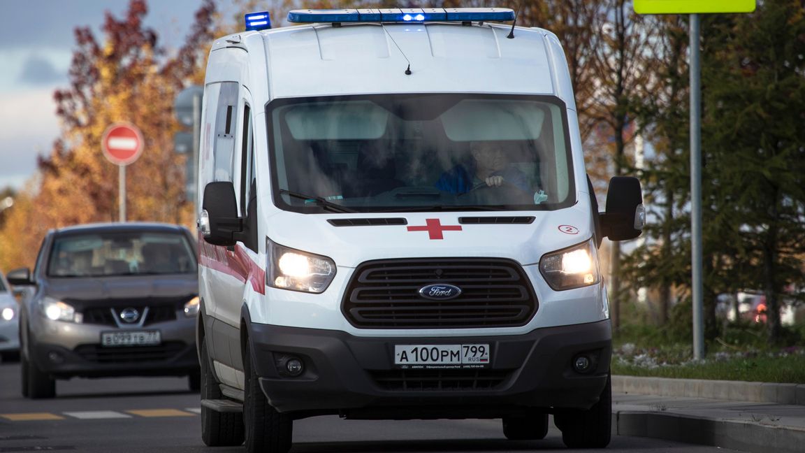 Många ambulanser har skickats till den våldsdrabbade skolan i Ryssland. Arkivbild. Foto: Pavel Golovkin/AP/TT