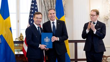 Bilden på Billström, Kristersson och den amerikanske utrikesminister är vanlig i spekulationerna om varför han avgår. Teorin är att Billström själv ville stå i centrum på de historiska bilderna. Foto: Thomas Nilsson/TT