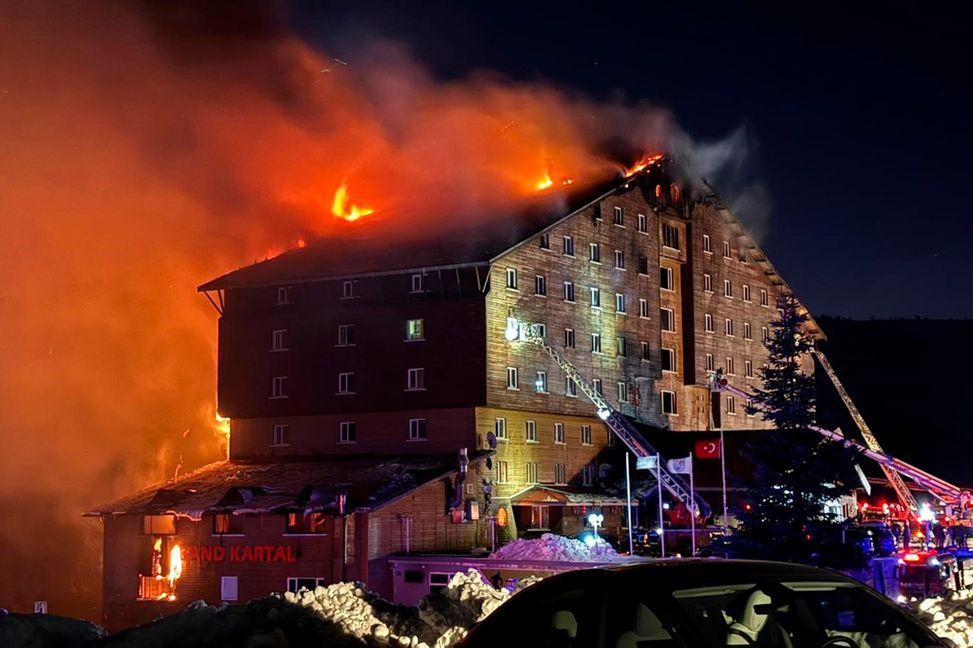 Brandkåren bekämpar lågorna i Kartalkaya. IHA via AP/TT