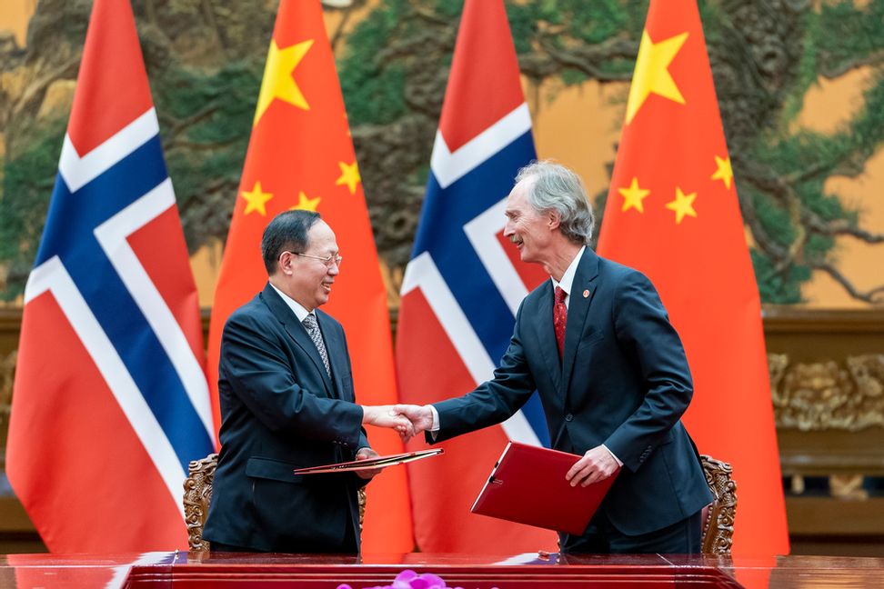 Gou Zhongwen när han i egenskap av idrottsminister träffade Norges ambassadör Geir O Pedersen i Peking 2018. Foto: Heiko Junge/NTB/TT