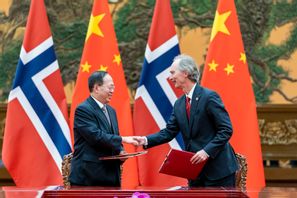 Gou Zhongwen när han i egenskap av idrottsminister träffade Norges ambassadör Geir O Pedersen i Peking 2018. Foto: Heiko Junge/NTB/TT