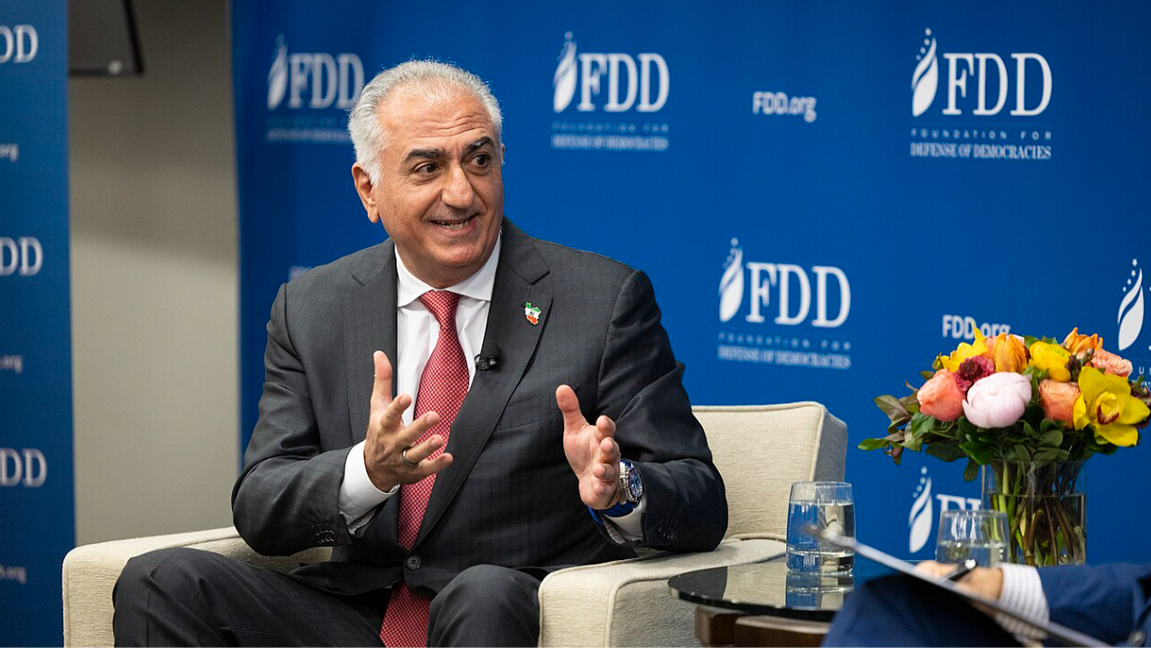Reza Pahlavi – snart tillbaka i Iran som landets ledare? Foto: FDD - FDD Maximum Support: Operationalizing the Other Iran Policy Event, Public Domain, via Wikimedia Commons