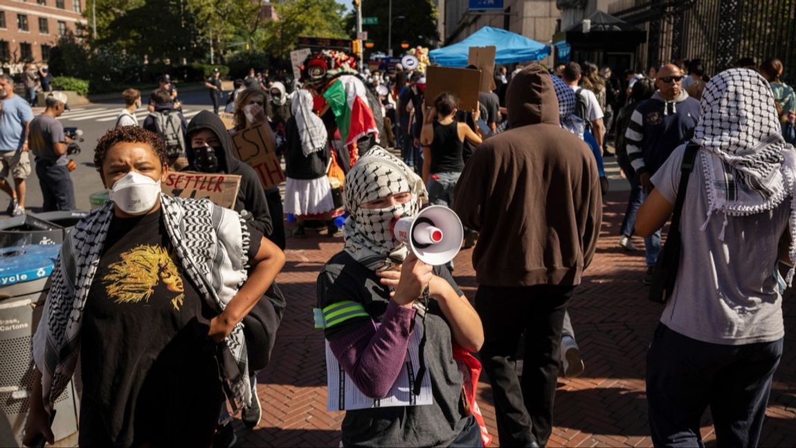 Propalestinska demonstranter utanför Columbia University i New York i september i fjol. Foto: Yuki Iwamura/AP/TT