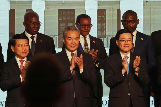 Kinas utrikesminister Wang Yi (i mitten) deltog i underteckningsceremonin för den nya medlingsorganet Iomed. Foto: Jonathan Lee/AP/TT