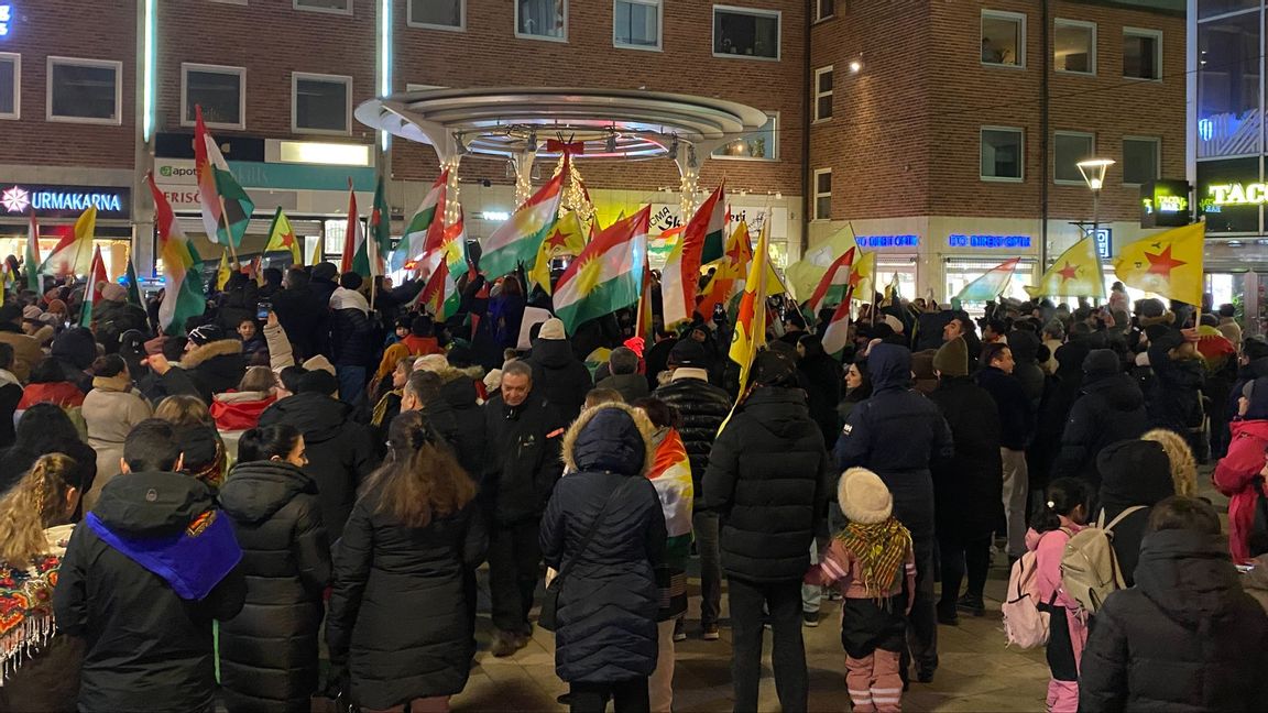 Hundratals kurdiska demonstranter samlades i Västerås. Foto: Anton Storm